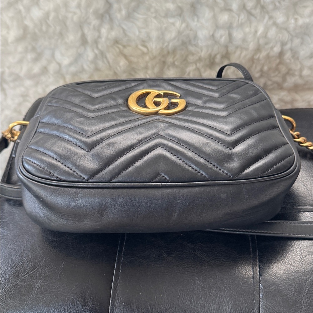Gucci Black Chevron Leather Crossbody Bag with Gold GG - Picture 4 of 6